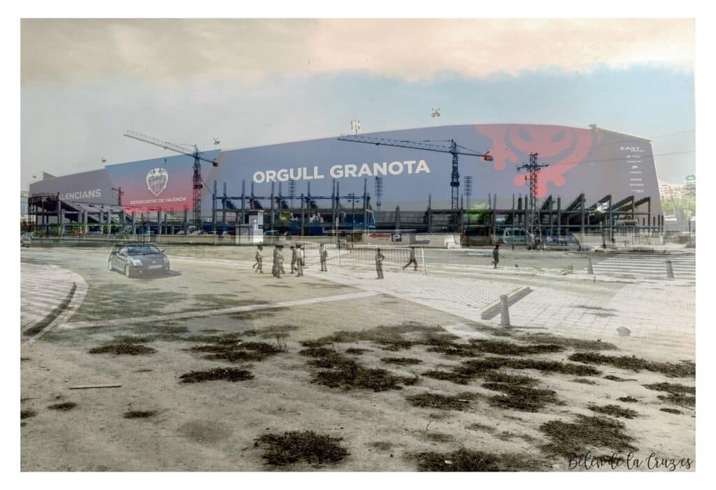 Estadio "Ciutat de València" en su construcción solo con la estructura mezclada con el actual estadio
