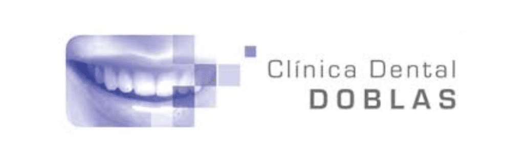 Logotipo de la Clínica Dental Doblas con una imagen parcial y pixelada de una boca sonriente a la izquierda y el nombre de la clínica en texto gris a la derecha.