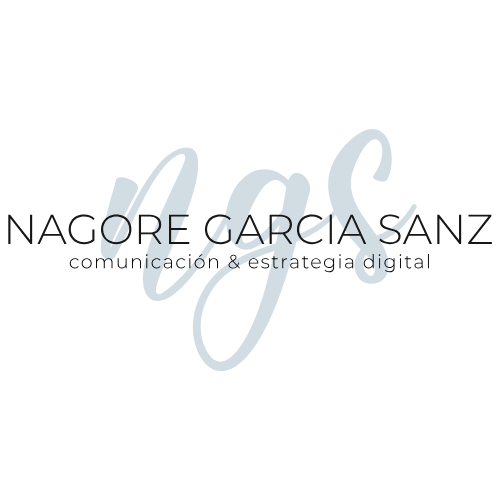 Logotipo con grandes letras minúsculas azul claro "ngs" de fondo y "Nagore Garcia Sanz comunicación & estrategia digital" en texto negro superpuesto en primer plano.